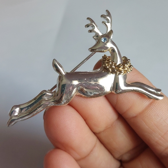 Jewelry - Vintage Galloping Reindeer with a Christmas Wreath on its Neck Brooch Pin